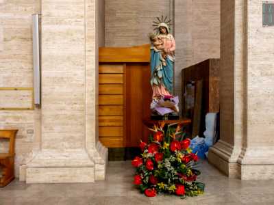 ...e di una Madonna col bambino dagli accesi colori azzurro e rosa